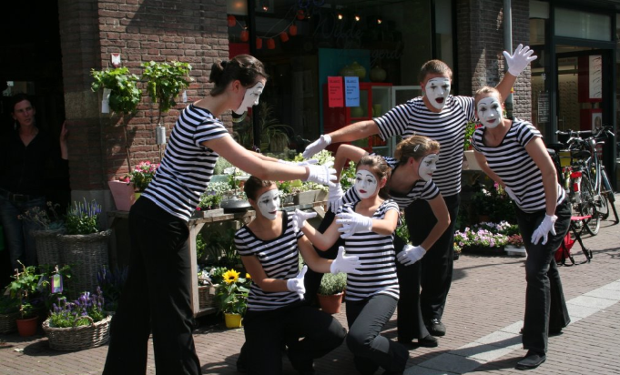 Mime-optreden van een groep mimespelers