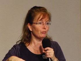 Chantal spreekt met microfoon